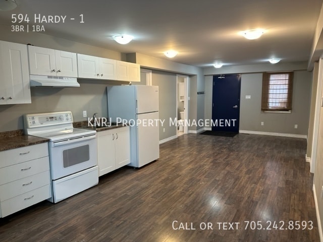 Photo du bâtiment - Large Three Bedroom Apartment