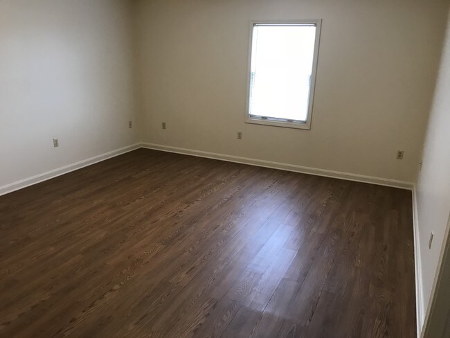 SALA FAMILIAR - 120 Middleground Way