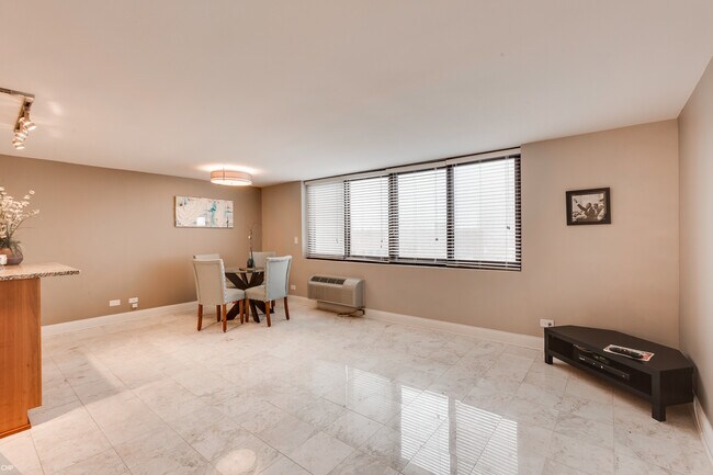 Foto del edificio - 1221 N Dearborn Pkwy