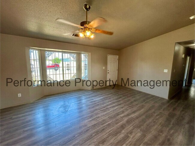 Building Photo - 3 Bed/2 Bath Home in Delano with Solar and...