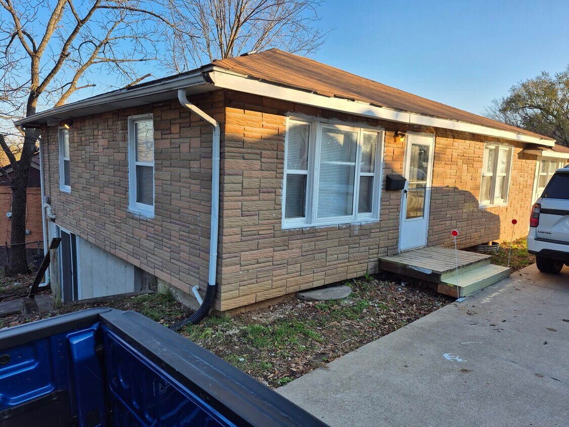 Foto principal - 1856 E 78th St