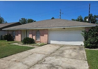 Building Photo - 10930 Fallbrook Dr