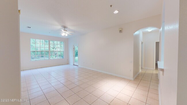 Building Photo - 10550 Baymeadows Rd