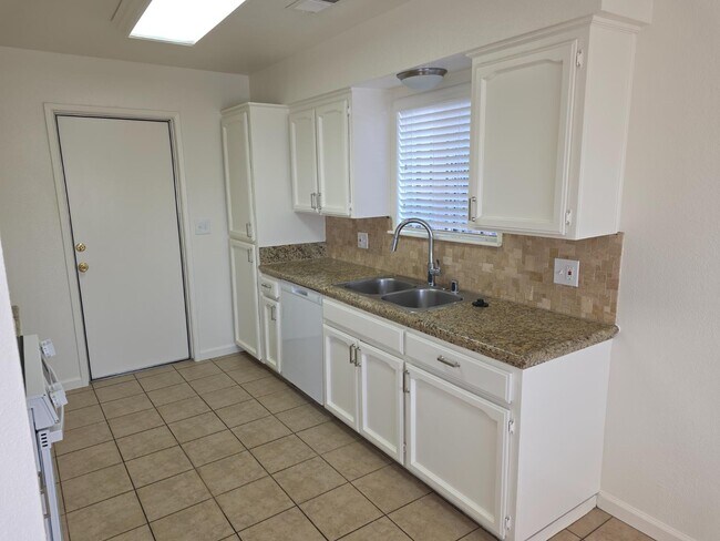 Foto del edificio - 4951 E Fillmore Ave