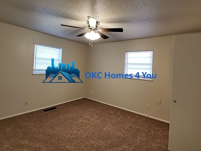 Building Photo - 3 bedroom duplex. Move-In Ready!