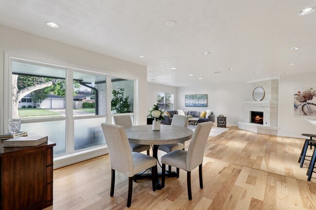Foto del edificio - 10328 Shadow Oaks Dr