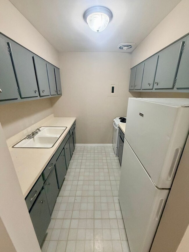 Building Photo - 1568 Alexandria Dr