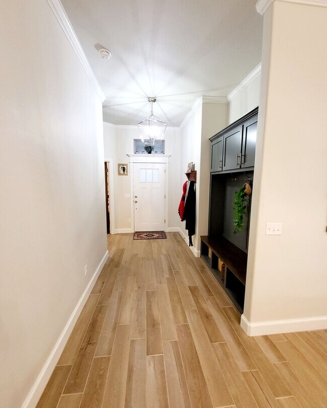 Foto del edificio - You Could Call This Beautiful 4-Bed, 2-Bat...