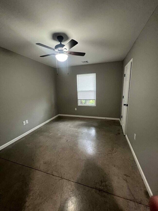 Building Photo - 206-208 N Wall Duplex