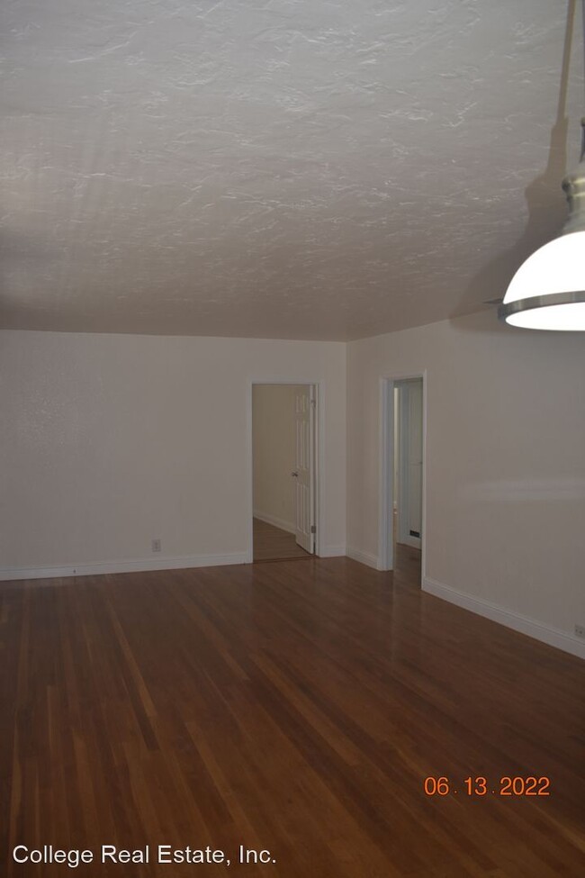 Building Photo - 3 br, 1 bath House - 2345 E. Poplar St.