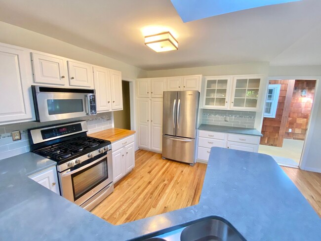 Building Photo - 3 Bedroom Home Shelburne VT Available Now