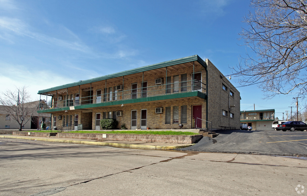 Primary Photo - Ivy Manor Apartments