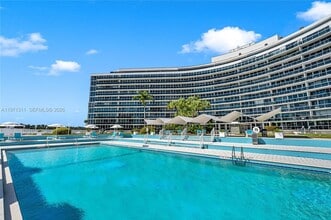 Building Photo - 900 Bay Dr