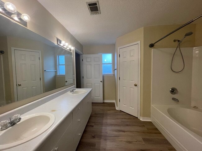 Building Photo - 240 Westview Dr