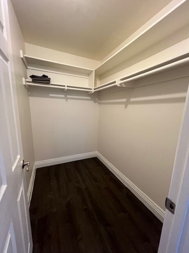Building Photo - 3 bedroom, 2 bath single story home in cen...