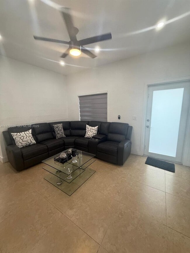 Building Photo - 571 E 45th St