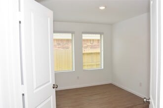 Building Photo - 5135 Sunvalley Bend Dr