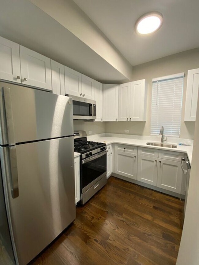 Foto del edificio - Newly Renovated Modern 3- Bedroom Apartment