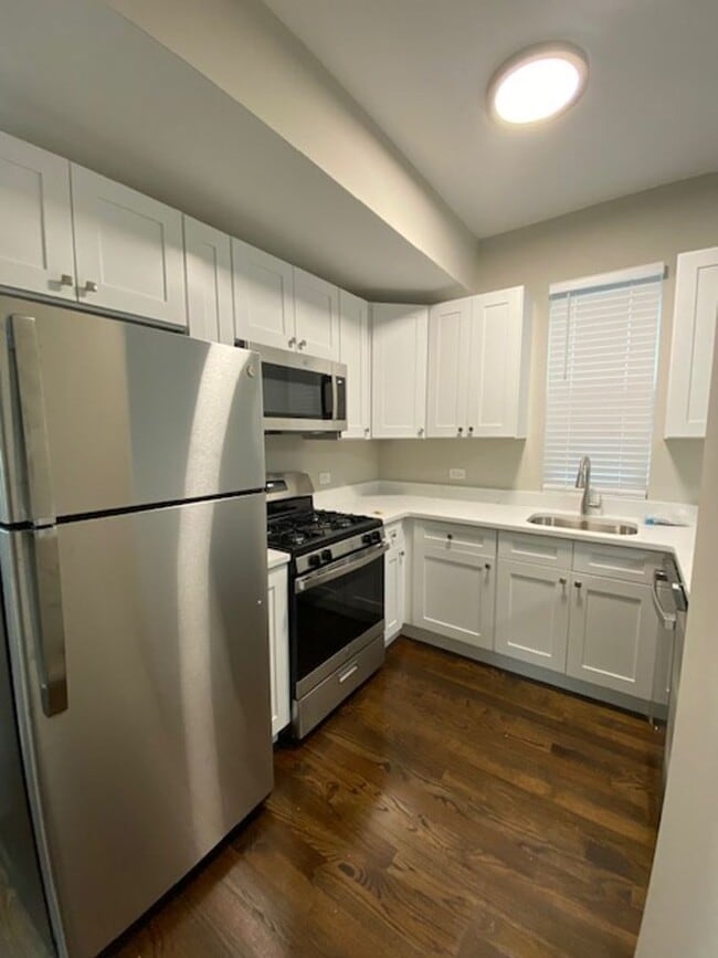 Building Photo - Newly Renovated Modern 3- Bedroom Apartment