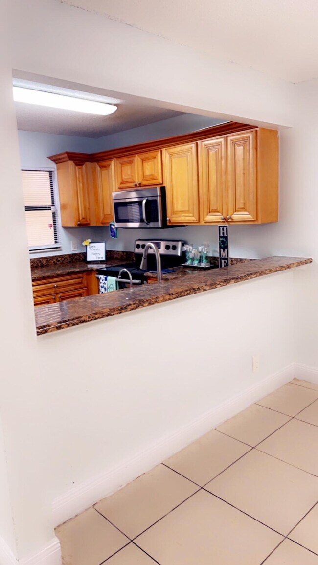 Foto del edificio - 1445 Lake Crystal Dr