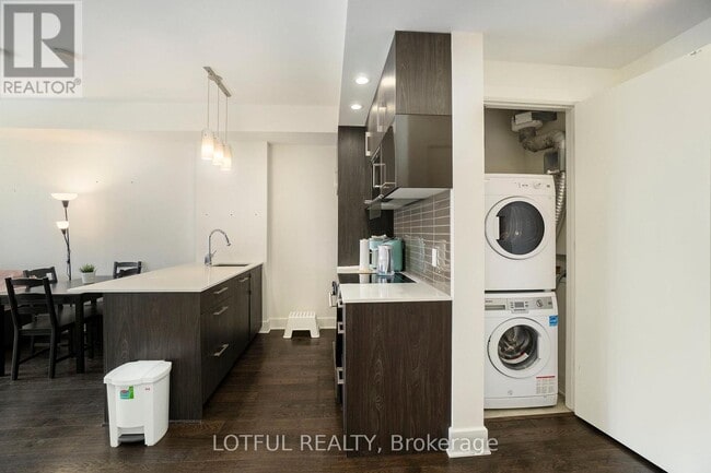 Photo du bâtiment - 255 Bay St