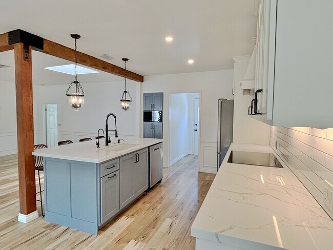 Building Photo - Bright and Spacious 3 Bed/ 2 Bath Private Home with Gated Parking, Hedged Yards, in unit Laundry,...