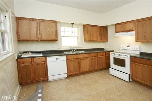Building Photo - 3 br, 1.5 bath House - 747 Stuart Ave