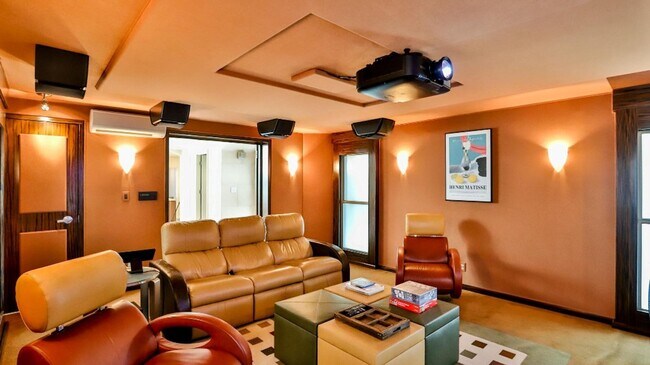 Foto del edificio - Downtown HB Furnished Flexible Term Rental