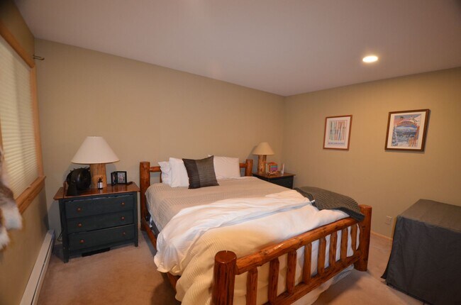 Foto del edificio - Dogs negotiable! Gondola and Main Street steps from your front door! Steam Shower!