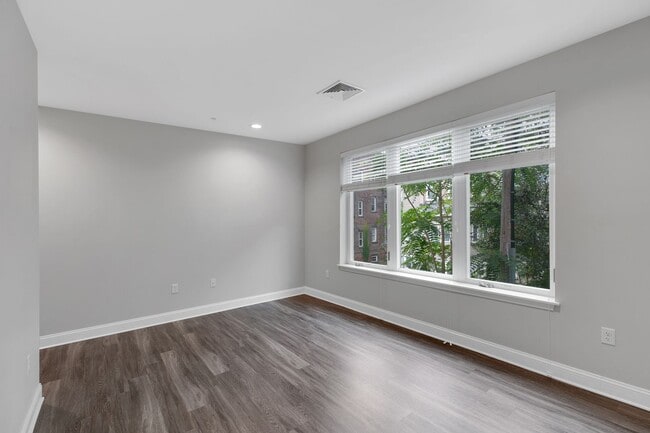 Building Photo - Stunning 1 Bedroom Luxury Apartment with T...