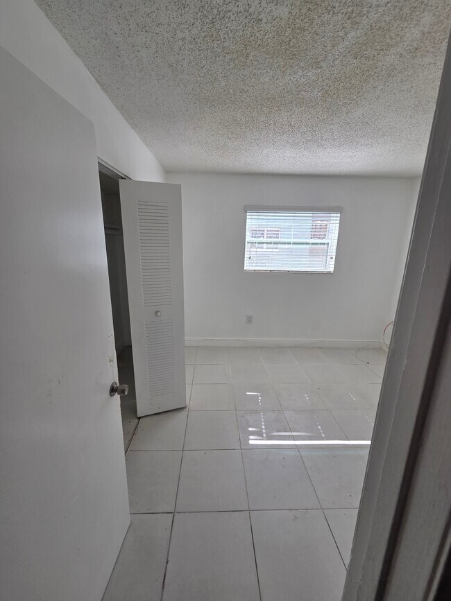 habitación 2 - 2460 W 56th St
