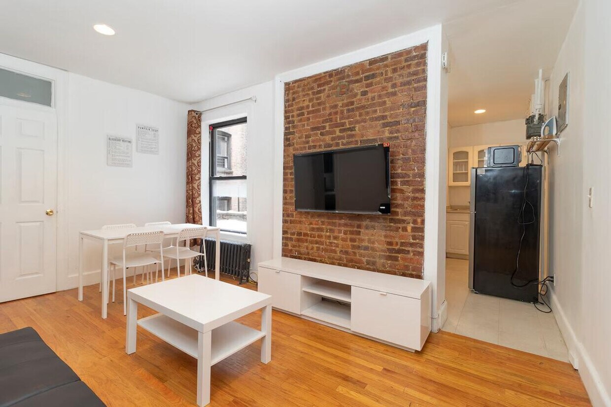 Foto principal - 322 E 93rd St