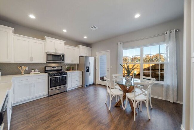 Building Photo - 3/2/2 Patio Home! Broken Arrow!