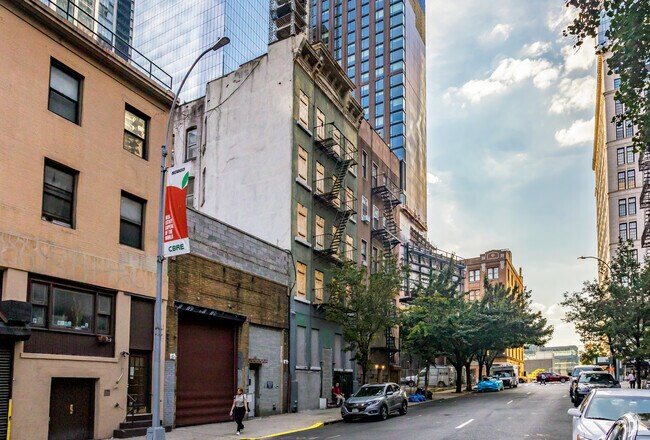 Building Photo - 452 W 36th St