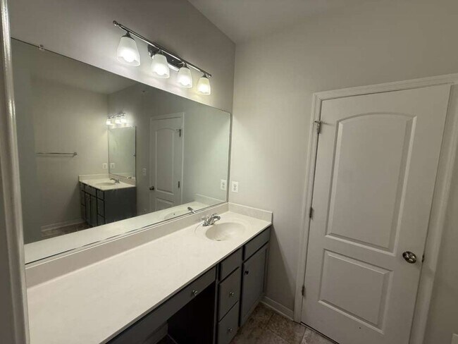 Foto del edificio - 5912 Whitehurst Ln