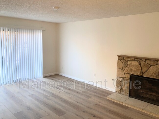 Foto del edificio - 425 Glenhill Dr