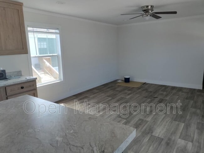 Building Photo - 2950 Sunlake Dr