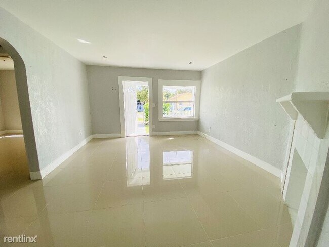 Building Photo - 4 br, 2 bath House - 811 NW 42 ST