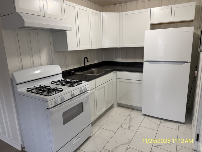 Building Photo - 2501 E 5th St