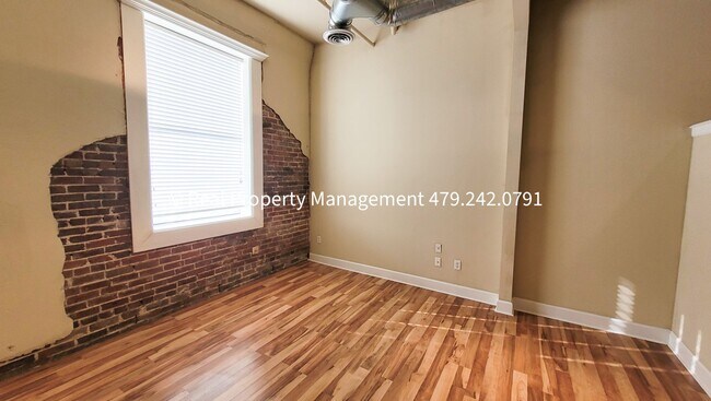Building Photo - $850 MOVE-IN SPECIAL (does not include app...