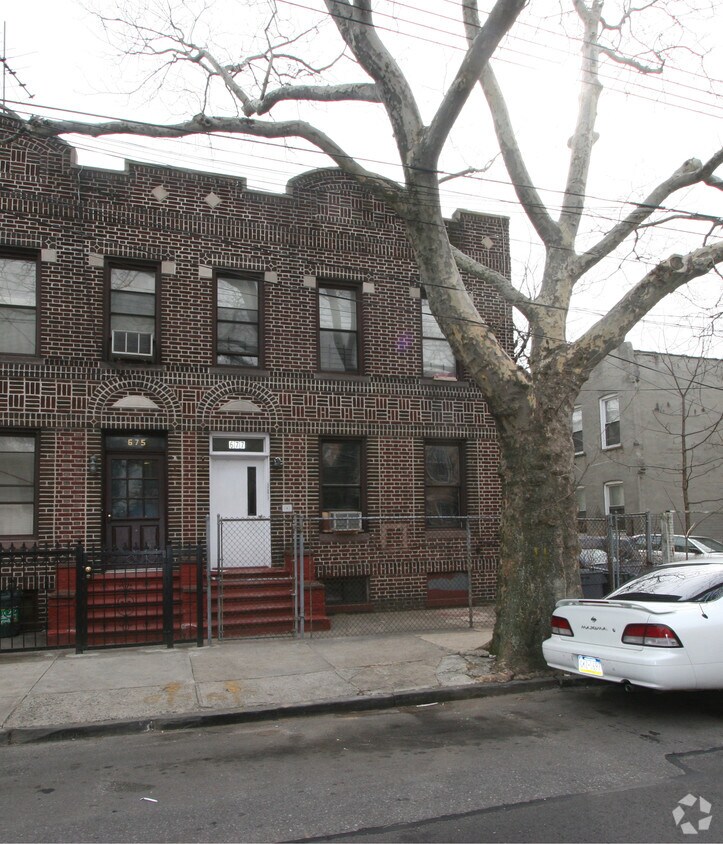 Primary Photo - 677 Linwood St