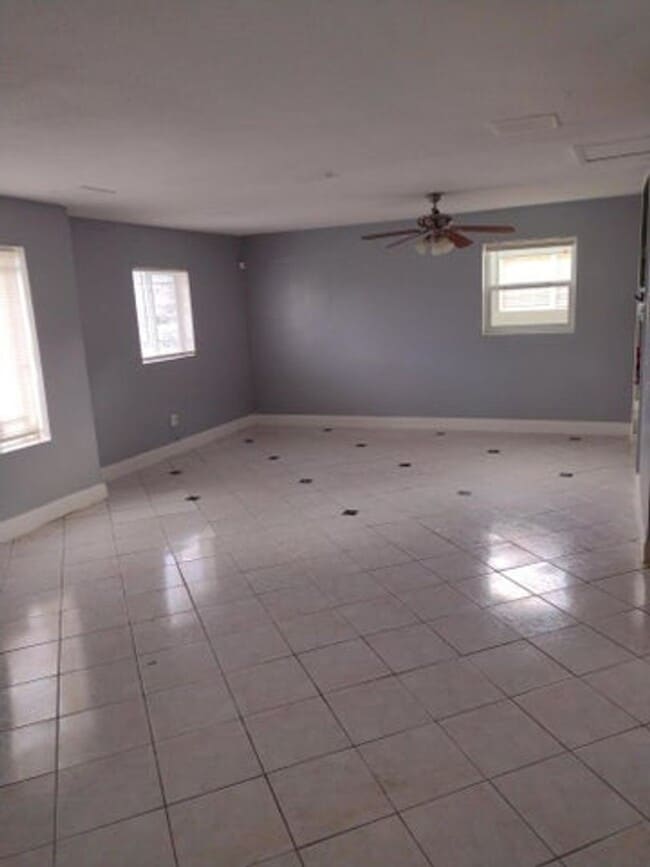 Building Photo - 5911 Barbados Way E