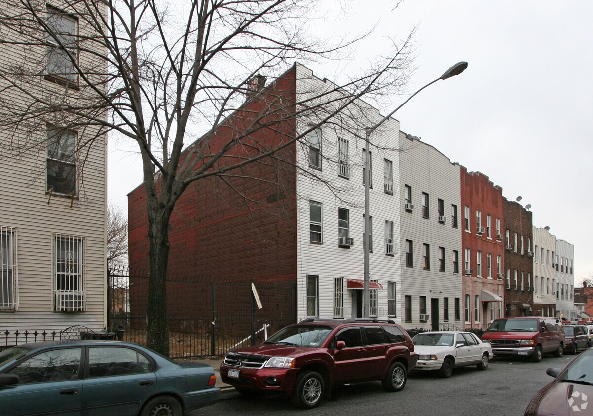 Building Photo - 323 Melrose St