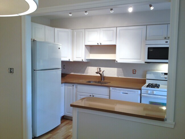 Building Photo - 5002 Columbia Pike