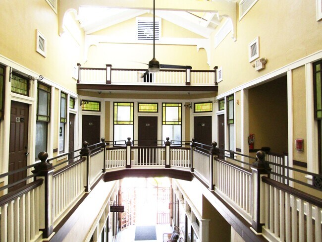 Building Photo - 230 E Park Ave