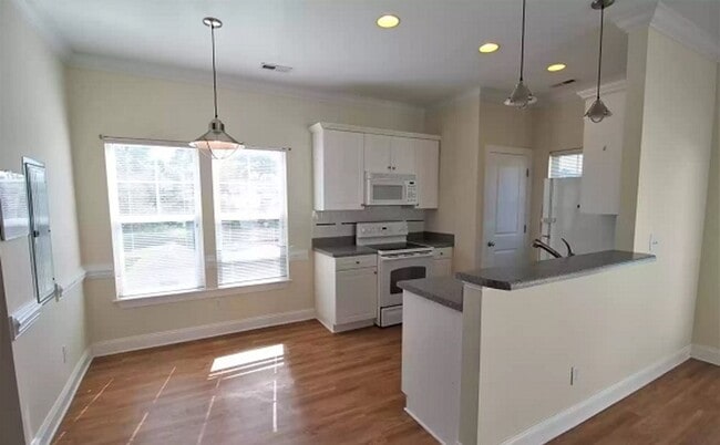 Building Photo - 2BR, 2BA Duplex with Close Water Access for Boats and Kayaks