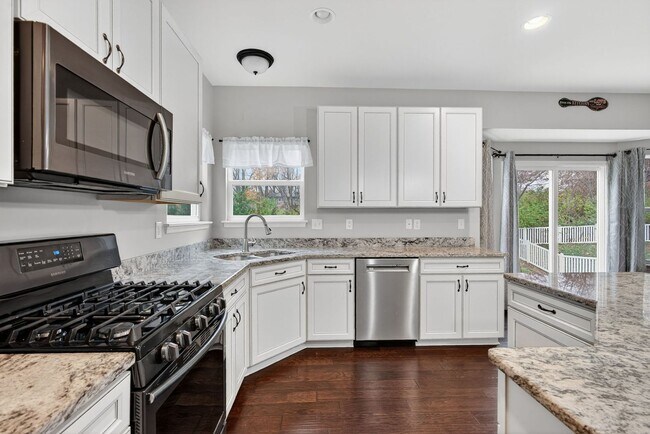 Foto del edificio - Beautiful 4-Bedroom Home with Modern Upgrades