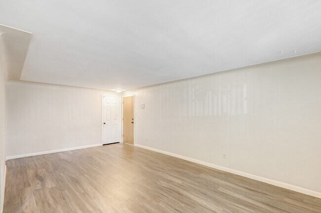 Building Photo - 895 Dahlia St