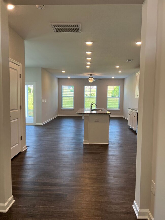 Foto del edificio - Coming Soon - Beautiful 3 Bedroom 2.5 Bath...