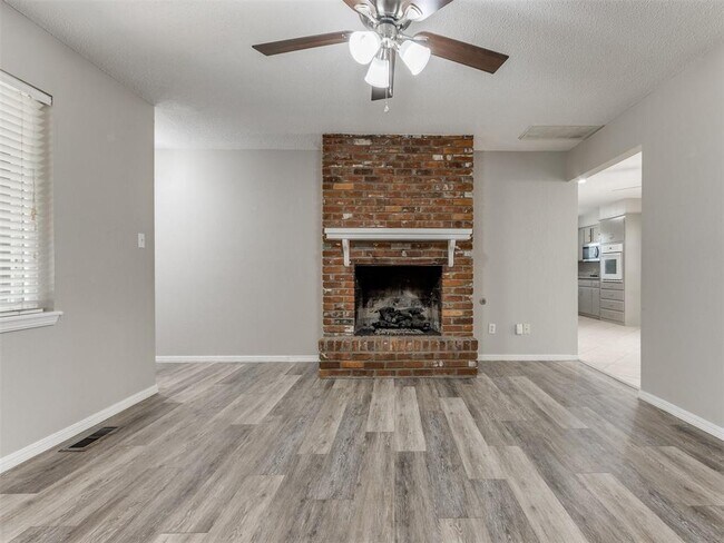 Foto del edificio - 339 Rosewood Dr